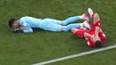 Kiper klub Persepolis mengalami cedera usai bertabrakan dengan rekan sendiri yakni Majid Hosseini saat akan mengantisipasi tendangan Harry Kane pada menit kedelapan. (AP/Hassan Ammar)