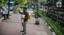 Fazlur Rahman, penyandang disabilitas (tunanetra) korban kecelakaan Commuter Line berunjuk rasa seorang diri di depan kantor Kemenhub, Jakarta, Rabu (27/11/2019). PT KCI dinilai abai terhadap fasilitas dan penanganan penyandang disabilitas di tempat pelayanan publik. (Liputan6.com/Faizal Fanani)