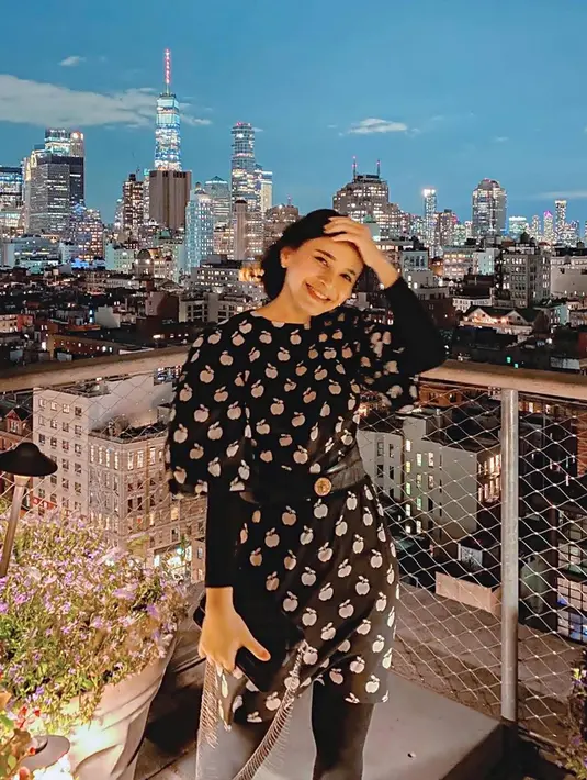 Sukses berkarier di dunia tarik suara, hingga saat ini Rossa masih single. Kabar kedekatannya dengan Afghan pun sampai saat ini belum ada kelanjutannya. Seperti halnya saat liburan, ia pun hanya bagikan foto seorang diri. (Liputan6.com/IG/@itsrossa910)