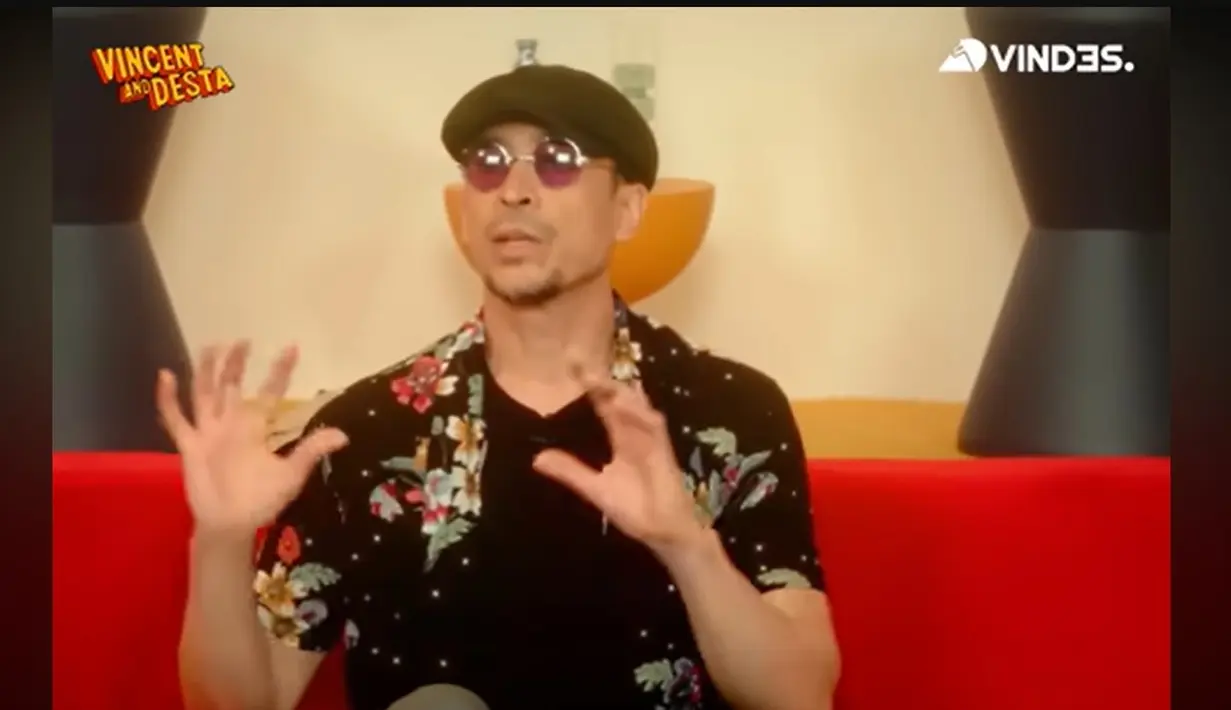 Selain sebagai VJ, ia juga dikenal sebagai pemeran dan juga musisi. Meski dikenal sebagai salah satu artis, ia juga pernah merasakan kerja sebagai kuli bangunan saat di Australia. [Youtube/Vindes]
