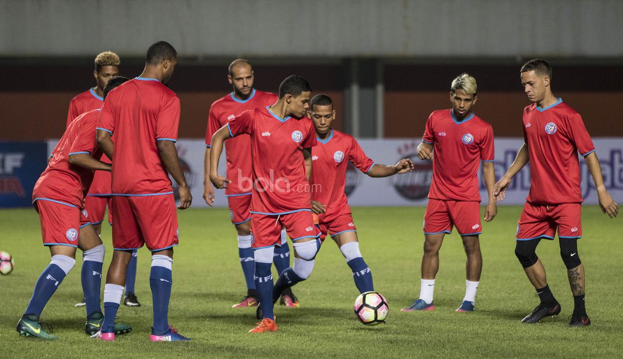 Para pemain Puerto Rico berlatih di Stadion Maguwoharjo, Sleman, Senin (12/6/2017). Latihan ini persiapan terakhir jelang menghadapi Timnas Indonesia. (Bola.com/Vitalis Yogi Trisna)