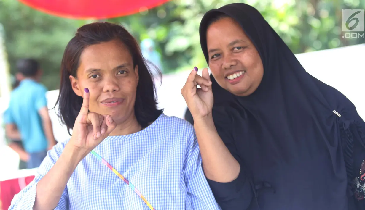 Warga menunjukkan jari yang telah ditandai tinta usai menggunakan hak pilihnya pada Pemilu 2019 di TPS 041 Kampung Curug, Desa Bojong Koneng, Babakan Madang, Kabupaten Bogor, Jawa Barat, Rabu (17/4). (Liputan6.com/Helmi Fithriansyah)