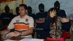 Kasubdit IV Renakta Polda Lampung Ajun Komisaris Besar Ferdyan Indra Fahmi (kiri) memberi keterangan pers terkait penangkapan penyanyi dangdut Hesty “klepek klepek“, Lampung, (19/2). Hesty ditangkap terkait tindak pidana perdagangan orang. (Istimewa)
