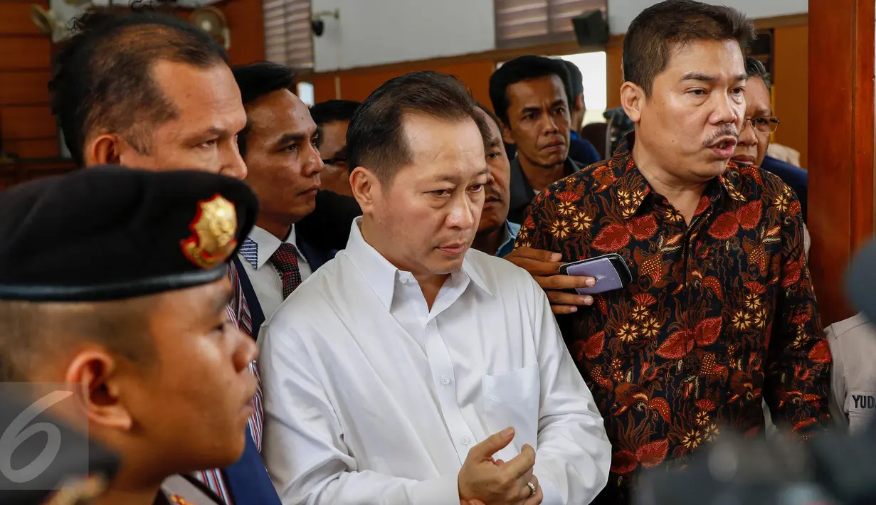 Tim Kuasa OC Kaligis memberi keterangan usai sidang putusan praperadilan di Pengadilan Negeri (PN) Jaksel, Senin (24/8). Hakim PN Jaksel menggugurkan permohonan praperadilan yang diajukan terdakwa kasus suap PTUN Medan itu. (Liputan6.com/Yoppy Renato)