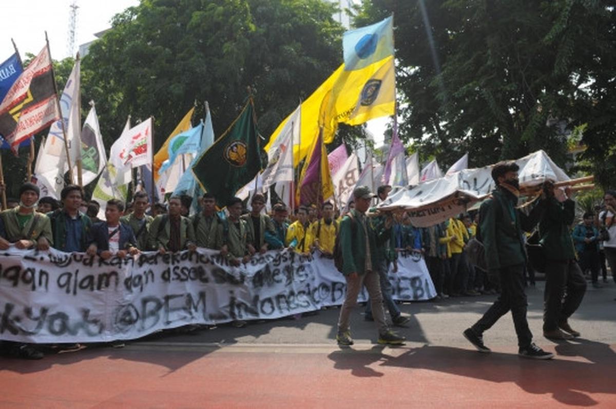 Ratusan mahasiswa gelar 'Sidang Rakyat' di depan Istana Merdeka