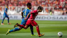 Pemain Persija Jakarta, Riko Simanjuntak berebut bola dengan pemain Persib Bandung, Ardi Idrus pada pertandingan Shopee Liga 1 di Stadion Utama GBK, Senayan, Jakarta, Rabu (10/7/2019). Dalam pertandingan babak pertama Persija vs Persib masih imbang 0-0. (Liputan6.com/Faizal Fanani)