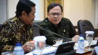 Menteri Keuangan, Bambang Brodjonegoro (kanan) berbincang dengan Jaksa Agung, HM Prasetyo saat menunggu dimulainya ratas yang membahas sektor kelautan dan perikanan di Kantor Istana Kepresidenan, Jakarta, Senin (13/4/2015). (Liputan6.com/Faizal Fanani)
