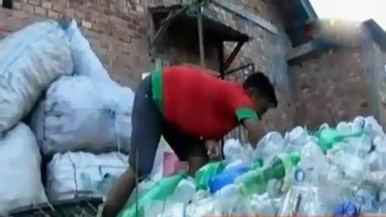 VIDEO: Prajurit Ini Kerja Sampingan Sebagai Pengepul Barang Bekas