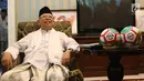 Cawapres nomor urut 01 Ma'ruf Amin saat Ngopi Bareng di kediamannya di Jalan Situbondo, Jakarta, Rabu (12/12). Ma'ruf Amin berencana membagikan bola ketika memulai kunjungannya ke berbagai daerah. (Merdeka.com/Arie Basuki)