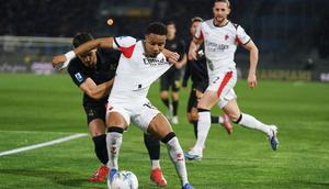 Pemain AC Milan, Christopher Nkunku, berebut bola dengan pemain Pisa, Simone Canestrelli, dalam laga lanjutan Serie A Liga Italia di Pisa, Sabtu (14/2/2026) dini hari WIB. (Alessandro La Rocca/LaPresse via AP)