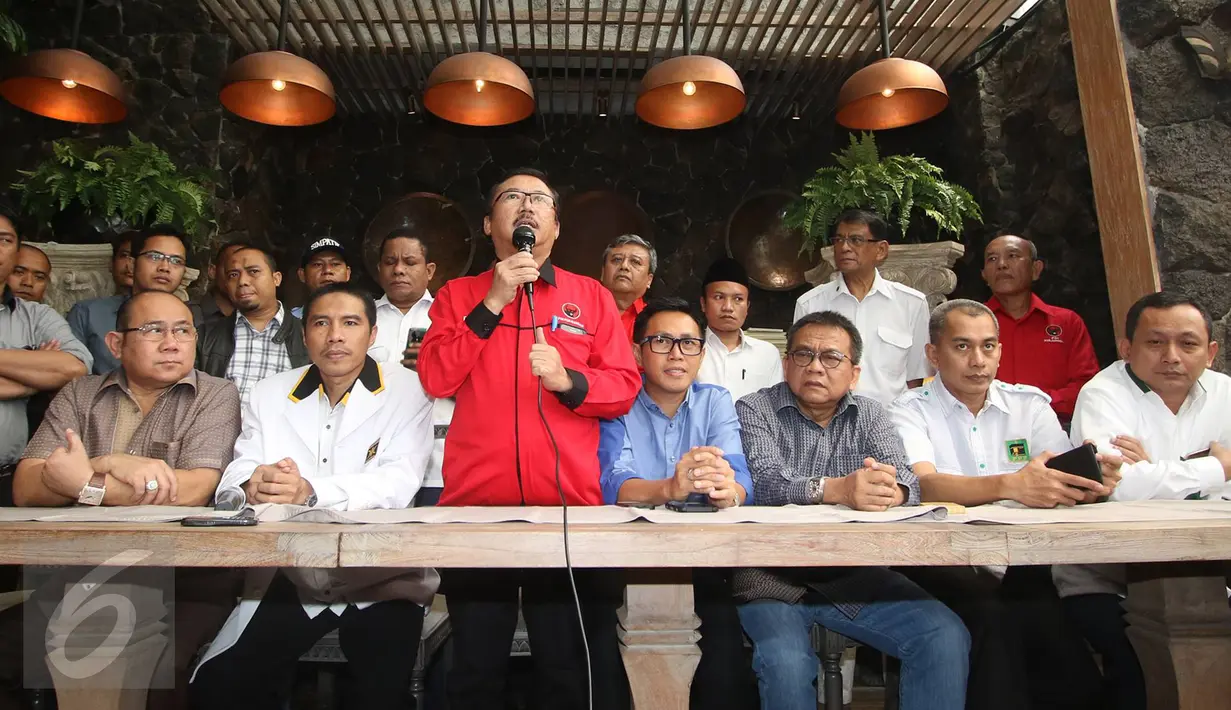 Plh Ketua DPD PDIP DKI Bambang DH memberi keterangan usai menggelar pertemuan bersama tujuh partai politik di Jakarta, Senin (8/8). Tujuh parpol sepakat membentuk 'Koalisi Kekeluargaan' untuk bertarung di Pilgub DKI 2017. (Liputan6.com/Immanuel Antonius)