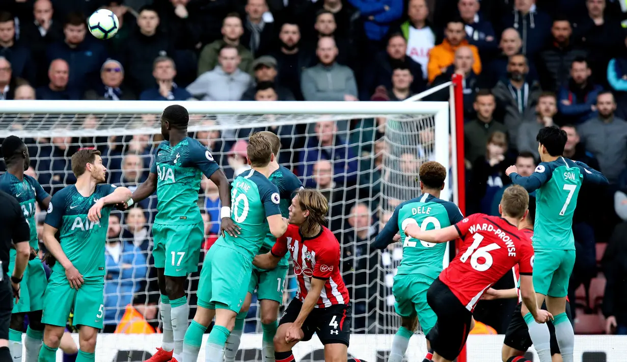 Pemain Southampton James Ward-Prowse (dua kanan) mencetak gol ke gawang Tottenham Hotspur lewat tendangan bebas dalam lanjutan Liga Inggris pekan ke-30 di St Mary's Stadium, Southampton, Sabtu (9/3). (Andrew Matthews/PA via AP)