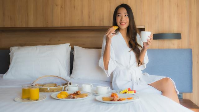 Ilustrasi makan di kasur