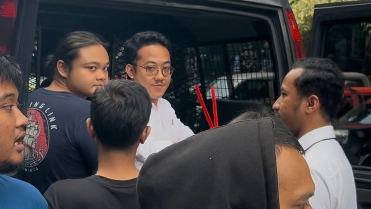 Begini Penampilan Delpedro CS Saat Dilimpahkan ke Kejati, "Semakin Ditekan, Semakin Melawan"