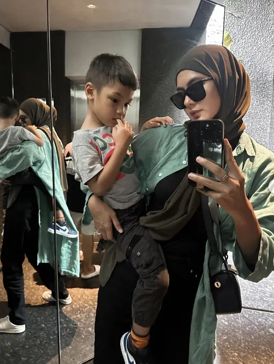 Dalam setiap kesempatan. Paula menyempurnakan gayanya dengan kacamata hitam. [Foto: Instagram: Paula]