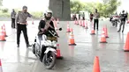 Karyawan AO Mekaar mengikuti safety driving di Bandung, Jawa Barat (5/03/2022). Kegiatan safety driving yang digelar PT Permodalan Nasional Madani (PNM) melalui afiliasinya PT Mitra Utama Madani (MUM) guna melatih berkendara yang baik dalam rutinitas pekerjaan di lapangan. (Liputan6.com/HO/PNM)