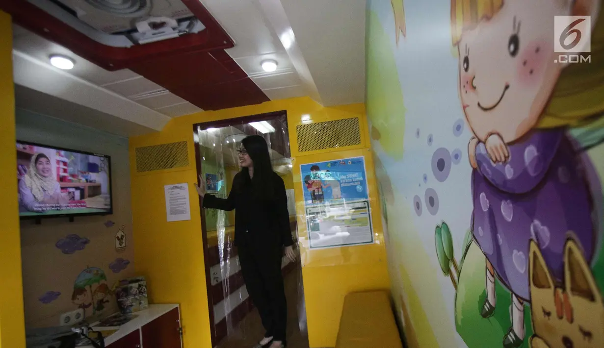 Seorang pengunjung melihat Ronald McDonald Care Mobile di Jakarta, Kamis (7/11). Ronal McDonald Care Mobile adalah mobil klinik kesehatan berjalan yang memberikan akses kesehatan bagi anak-anak di daerah yang membutuhkan. (Liputan6.com/Faizal Fanani)