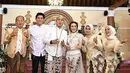 Kebahagiaan tengah dirasakan Rizal Armada dan Monica Imas. Pasangan musisi itu baru saja melepas masa lajangnya. Akad nikah berlangsung di Surakarta, Jawa Tengah. (Instagram/ifanseventeen)