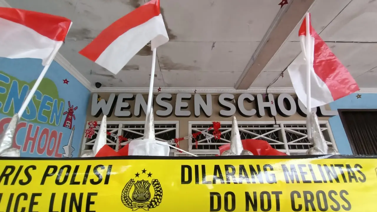 Garis polisi melintang di pagar daycare sekaligus PAUD Wensen School, Jalan Putri Tunggal No. 42, Cimanggis, Depok. Di lokasi ini terjadi kekerasan terhadap anak yang dilakukan oleh pemilik sekolah, Meita Irianty (MI). (Liputan6.com/Dicky Agung Prihanto)