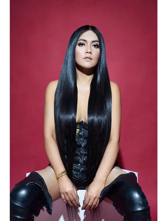 "And you think you know me." tulis Denada dalam foto yang diunggah pada 10 Januari silam. (Instagram/denadaindonesia)