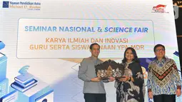 Mendikbud Nadiem Makarim (kiri) menerima cinderamata dari Ketua Pengurus Yayasan Pendidikan Astra Michael D. Ruslim (YPAMDR) Herawati Prasetyo pada peluncuran School Collaboration System (SCS) di Seminar Nasional & Science Fair 2020 di Jakarta, Jumat (24/1/2020). (Liputan6.com/HO/Iwan)
