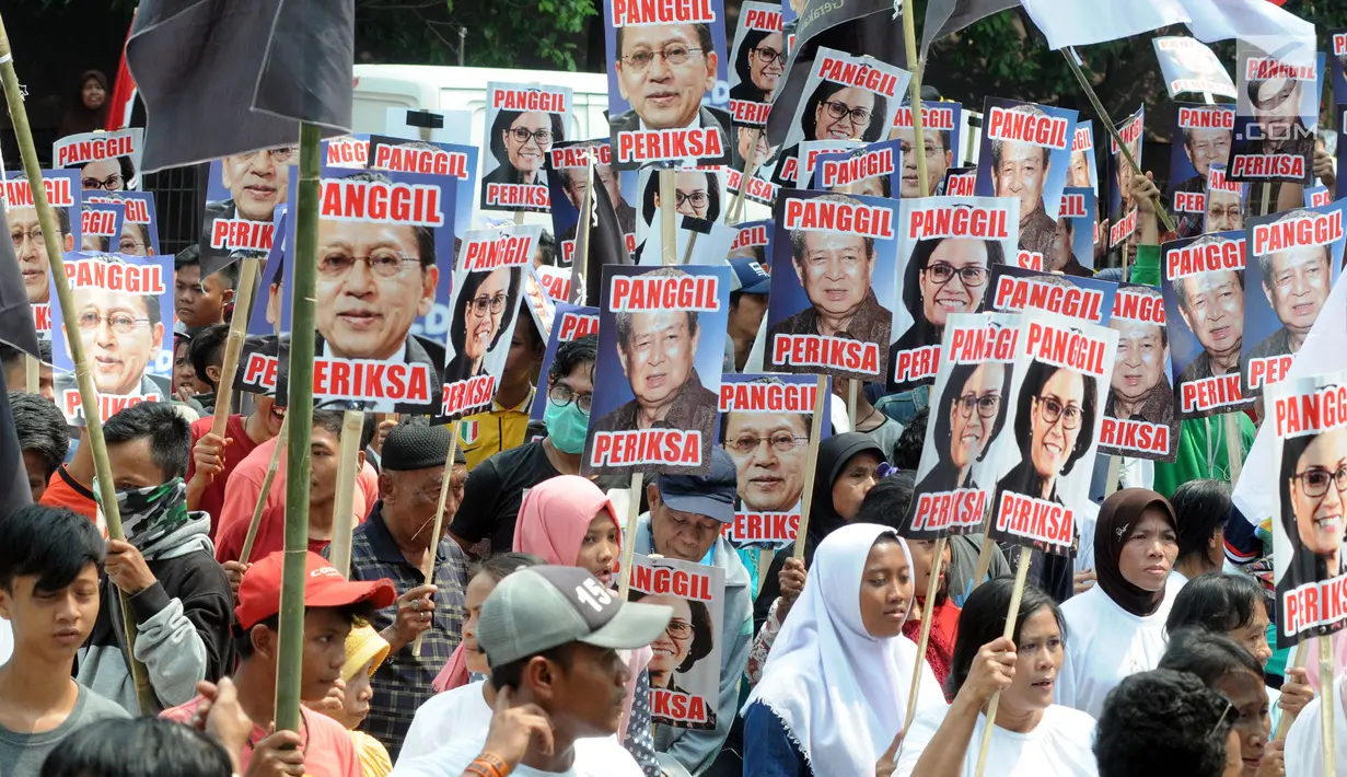 Massa mengangkat poster saat berunjuk rasa di depan Gedung KPK, Jakarta, Rabu (17/7). Massa yang mengatasnamakan Hidupkan Masyarakat Sejahtera (HMS) menuntut KPK segera menuntaskan kasus mega skandal BLBI dan Century. (Merdeka.com/Dwi Narwoko)