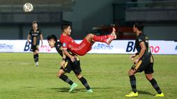 Pemain Persija Jakarta, Rio Fahmi, terjatuh saat berebut bola dengan pemain Dewa United, Natanael Siringoringo pada laga BRI Liga 1 di Stadion Indomilk Arena, Tangerang, Senin (10/4/2023). Persija menang dengan skor 1-0.  (Bola.com/M Iqbal Ichsan)
