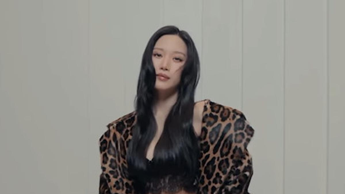 Pesona Menawan Moon Ga Young di Milan Fashion Week, Bergaya Street Style dengan Lingerie Lace Top