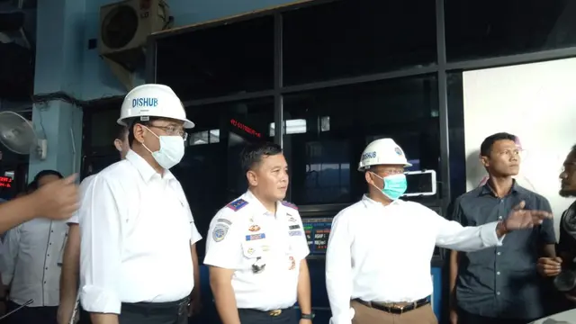 Menteri Perhubungan Budi Karya Sumadi menyaksikan pelaksanaan uji KIR taksi online di Unit Pengelola Pengujian Kendaraan Bermotor Pulogadung, Minggu (5/11/2017). (Liputan6.com/Ilyas Istianur P)