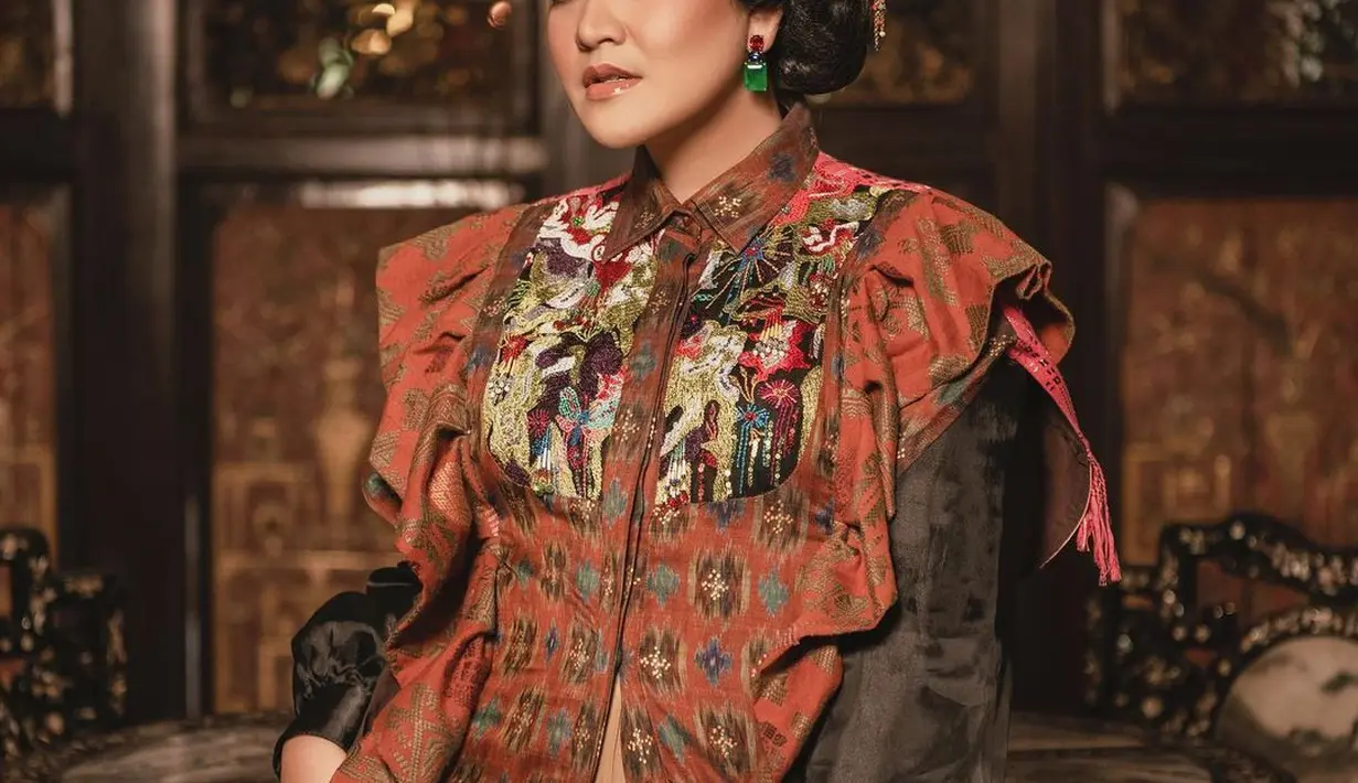 Penampilan flawless Kahiyang Ayu di sebuah photoshoot. Ia tampil dengan gaya fierce yang memesona, dengan makeup bernuansa kecokelatan muda yang lembut dan membaur sempurna dengan nuansa outfit yang dikenakannya. [Foto: Instagram/rama_jee]