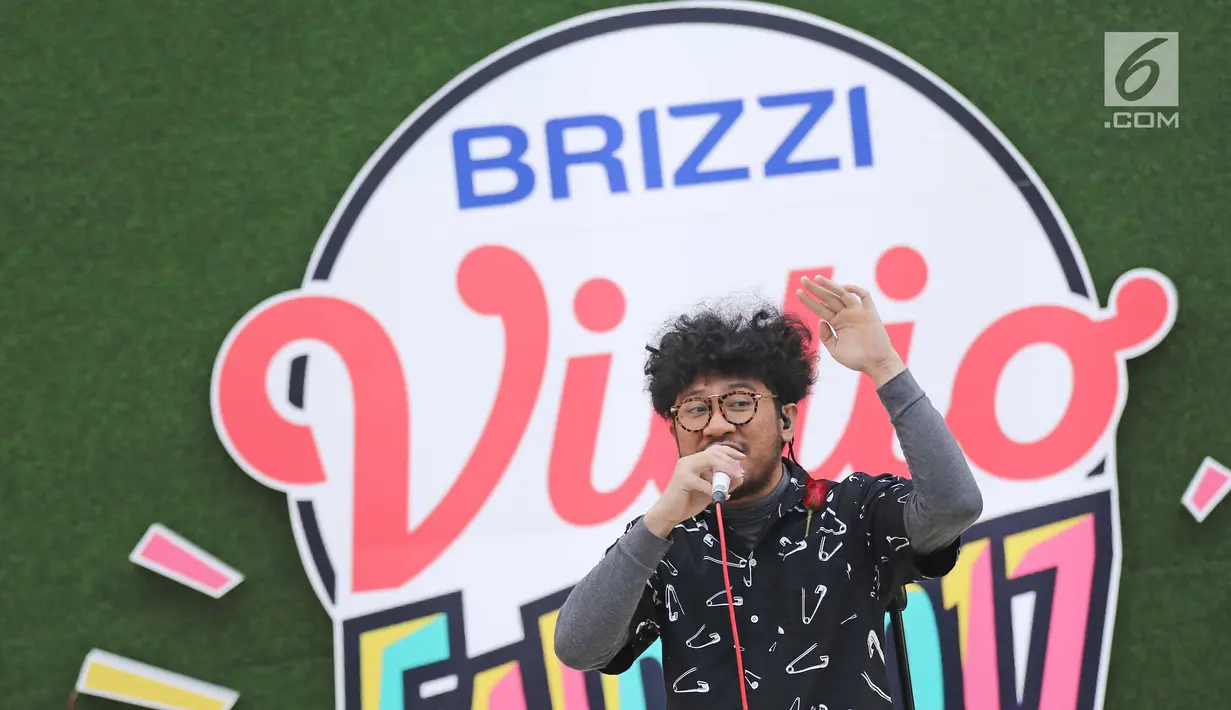 Aksi panggung penyanyi Kunto Aji pada acara  BRIZZI Vidio Fair 2017 di The Space Senayan City, Jakarta, Sabtu (9/12). Di BRIZZI Vidio Fair, Kunto Aji menghibur para penggemarnya dengan membawakan 8 lagu. (Liputan6.com/Herman Zakharia)