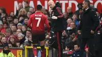 Winger Manchester United, Alexis Sanchez, mengalami cedera saat timnya menang 2-0 atas Reading pada laga putaran ketiga Piala FA, di Old Trafford, Sabtu (5/1/2018) malam WIB. (AFP/Oli Scarff)