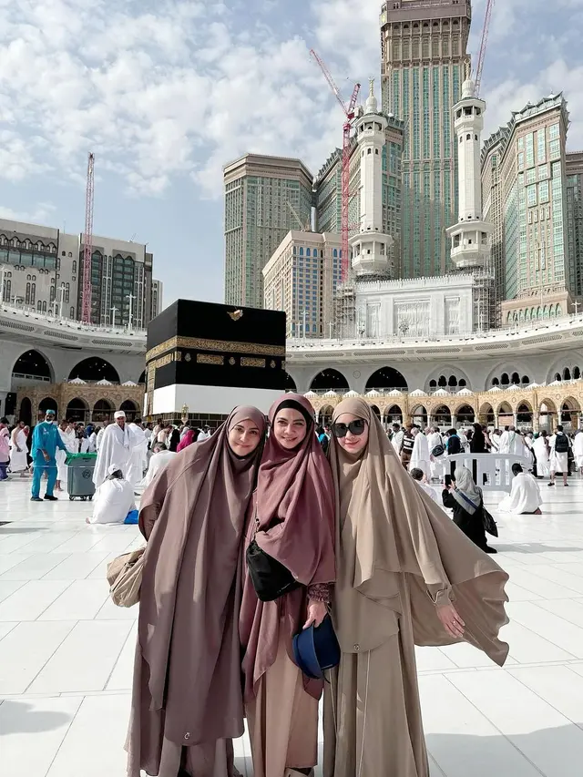 8 Gaya Hijab Artis Naik Haji di Tahun 2024, Nagita Slavina, Syahnaz Sadiqah, hingga Nisya Ahmad