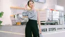 Bosan dengan hitam putih? Kamu bisa memadukan one shoulder top warna abu-abu bersama flare pants dengan detail slip. Simple nan Elegan! (Instagram/nikitakusuma).