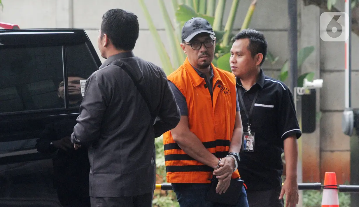 PPK Dinas PU Kab Muara Enim Elfin Muhtar tiba di Gedung KPK, Jakarta, Senin (25/11/2019). Elfin Muhtar diperiksa terkait suap proyek-proyek pekerjaan di lingkungan Dinas PUPR Kabupaten Muara Enim. (merdeka.com/Dwi Narwoko)