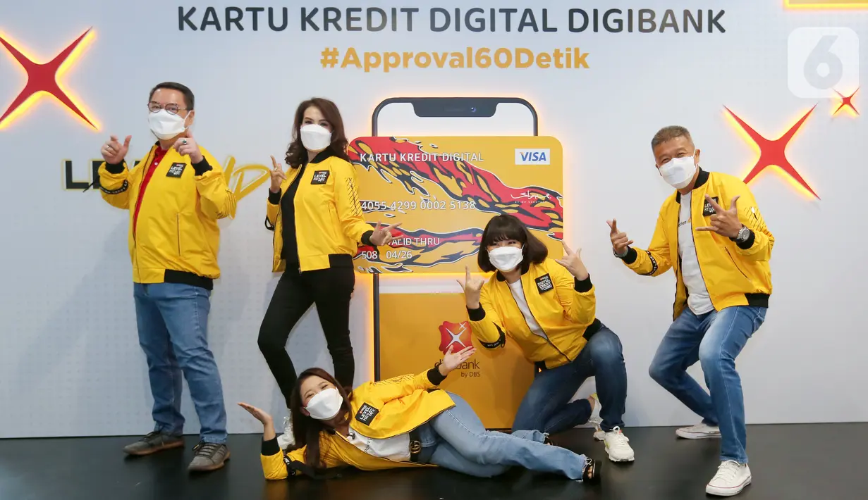 (Ki-ka) Presdir PT.Visa Worldwide Indonesia Riko Abdurrahman, Head of Products and Solutions Dessy Masri, Komika Kiky Saputri, Head of Card Business PT.Bank DBS Indonesia Ari Lastina dan Consumer Banking Director Rudy Tandjung berpose pada peluncuran Kartu Kredit Digital digibank di Jakarta.