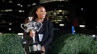 Serena Williams berpose dengan trofi setelah menjuarai Australia Terbuka 2017. Petenis berusia 35 tahun tersebut tidak akan mengikuti banyak turnamen pada tahun ini. (AP Photo/Dita Alangkara)