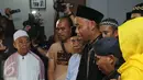 Sahabat Budi Anduk terlihat begitu berduka saat berada di Rumah Duka untuk mengucapkan belasungkawa, Bekasi, Senin (11/1/2016). Budi Anduk menghembuskan nafas terakhir pada usia 47 tahun di RS Dharmais, Jakarta. (Liputan6.com/Herman Zakharia)