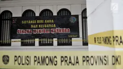 Garis Satpol PP terbentang di depan Diskotek Old City yang disegel di Tambora, Jakarta, Selasa (23/10). Satpol PP DKI menutup sementara Diskotek Old City tadi malam karena adanya penemuan pemakaian narkoba di lokasi tersebut (Merdeka.com/Iqbal S. Nugroho)