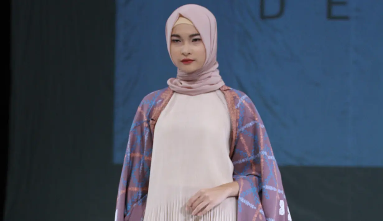 Seorang model berpose saat membawakan rancangan Ria Miranda yang bertema Dejavu di Hall Senayan City, Jakarta, Sabtu (10/12). Desainer Ria Miranda, memamerkan 5 koleksi dalam The Fourth Annual Trend Show 2017. (Liputan6.com/Herman Zakharia)