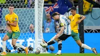 Pemain Timnas Argentina, Lionel Messi mencetak gol pertama Argentina ke gawang Timnas Australia dalam laga babak 16 besar Piala Dunia 2022 di Ahmad Bin Ali Stadium, Doha, Qatar, Minggu (4/12/2022) dini hari WIB. (AP/Petr David Josek)