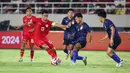 <p>Pemain Timnas Indonesia, Muhammad Ferarri (kiri) berebut bola dengan pemian Laos,&nbsp;Phetdavanh Somsanid pada laga&nbsp;lanjutan Grup B Piala AFF 2024 di Stadion Manahan, Solo, Jawa Tengah, Kamis (12/12/2024). (Bola.com/Abdul Aziz)</p>