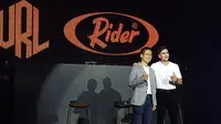 Verrel Bramasta dan CEO Rider Hanan Supangkat dalam jumpa pers di Jakarta, Rabu, 17 Mei 2023. (dok. Liputan6.com/Dinny Mutiah)