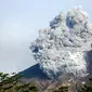 Awan panas terlihat keluar dari puncak Gunung Merapi, diabadikan dari Sidorejo, Kemalang, Klaten, sekitar pukul 06.17 WIB Jumat (29/10). (Antara)