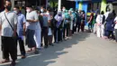 Antrean warga untuk menerima vaksin Pfizer saat kegiatan Gebyar Vaksinasi Covid-19 di Kantor Kecamatan Cinere, Depok, Minggu (26/9/2021). Pemkot Depok menargetkan vaksinasi Covid-19 pada Desember 2021 sekitar 1,6 juta orang atau sebesar 70 persen dari total penduduk Depok. (merdeka.com/Arie Basuki)