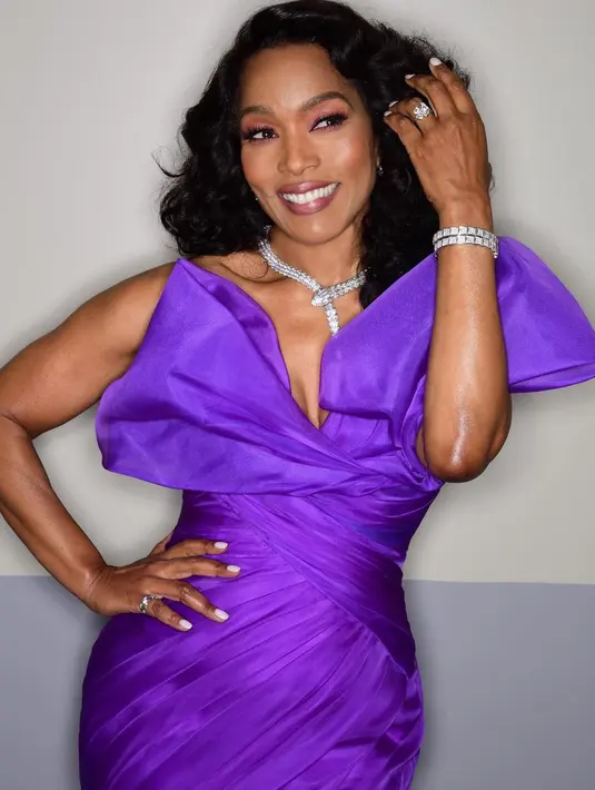 Gaun one shoulder itu memiliki aksen pita besar asimetris dari Moschino [@im.angelabassett]