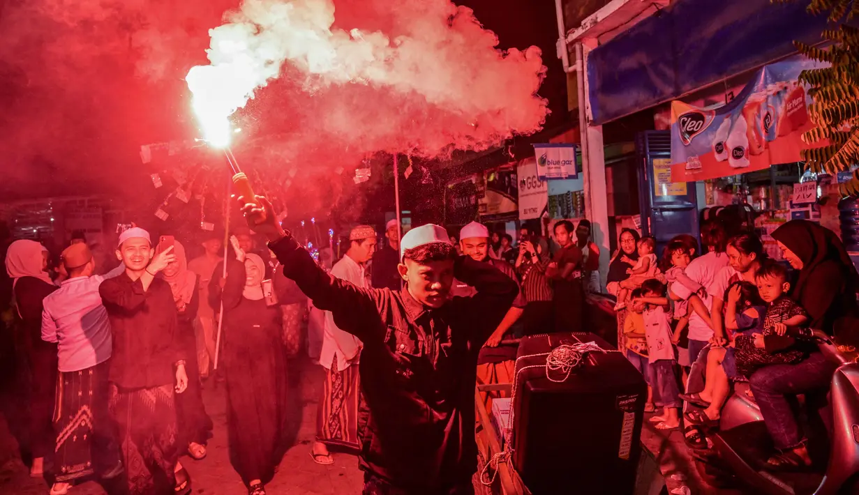Untuk diketahui, di Indonesia, malam Tahun Baru Islam dirayakan dengan beragam tradisi yang disesuaikan dengan budaya masing-masing daerah. (Juni KRISWANTO/AFP)