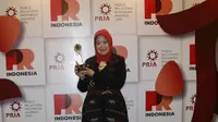 Kepala Biro Humas MPR Siti Fauziah, mewakili pimpinan MPR, menerima penghargaan bergengsi yang diberikan kepada Media Cetak Majalah Majelis Edisi O3/TH.XII/ Maret 2018.