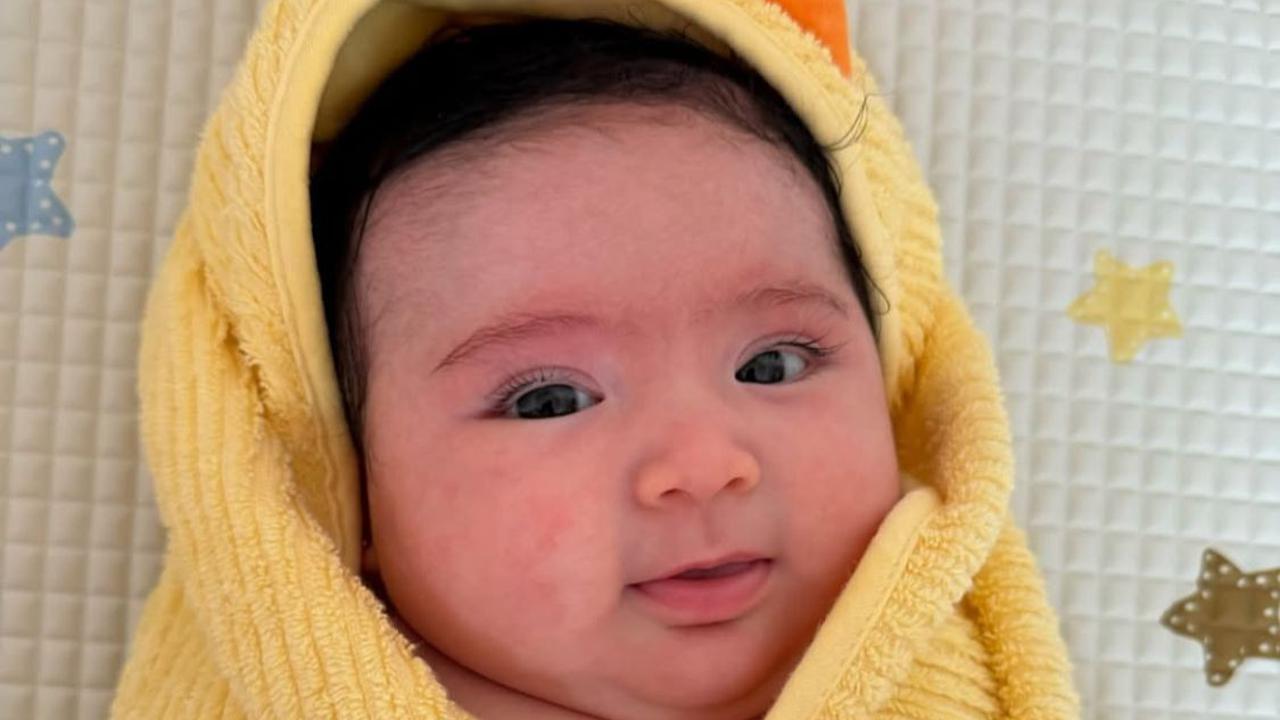 Potret Menggemaskan Hagia Anak Jedar, Berbalut Handuk Bebek dengan Ekspresinya yang Curi Perhatian