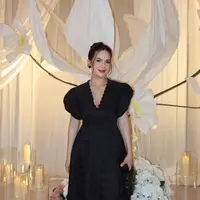 Stefhanie Zamora tampil dengan long dress hitam lengan puff kerah v neck. [@steffizamora]